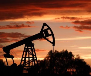 Курс нефти отыгрывает потери понедельника прибавляя 1,6% Курс нефти отыгрывает потери понедельника прибавляя 1,6%