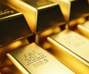 Курс золота под давлением сильного доллара и неясной политики ФРС