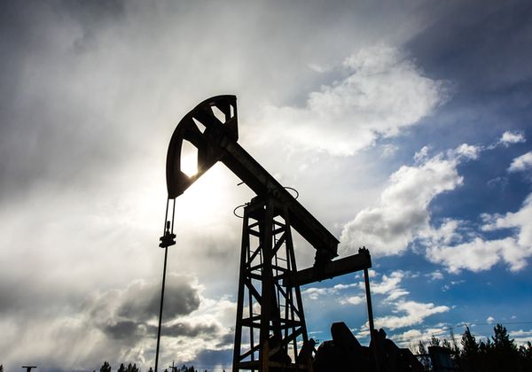 Курс нефти резко снизился под натиском сильного доллара