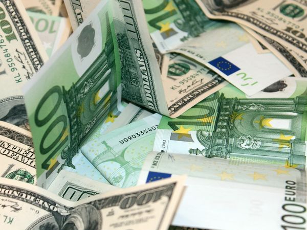 Курс евро под давлением геополитики потерял способность к росту