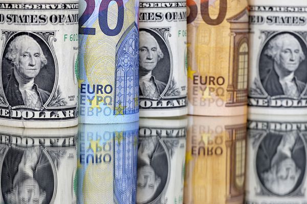 Курс евро готовится к решению ФРС по ставке