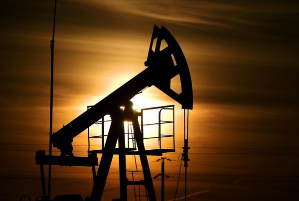 Нефть заметно укрепилась в среду, инвесторы опасаются перебоев с поставками