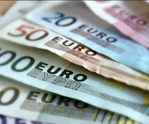 Курс евро не предпринимает попытки роста в конце недели