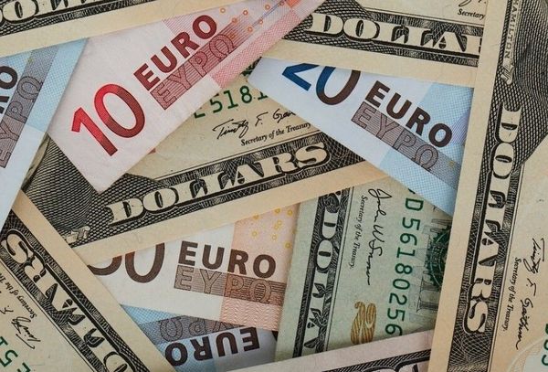 Валютный рынок попал под давление на фоне решения ФРС по ставкам