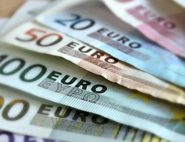 Курс евро не предпринимает попытки роста в конце недели