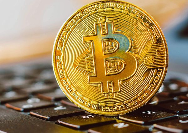 Биткойн рухнул на 13,6% за семь дней