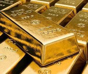 Курс золота уверенно растет, инвесторы верят в новые рекорды