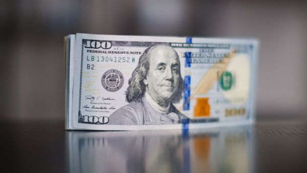 Откат доллара от территории перекупленности повышает привлекательность