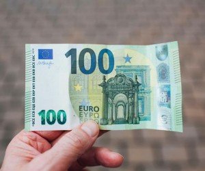 Оптимистичные индексы деловой активности вернули покупателей в евро