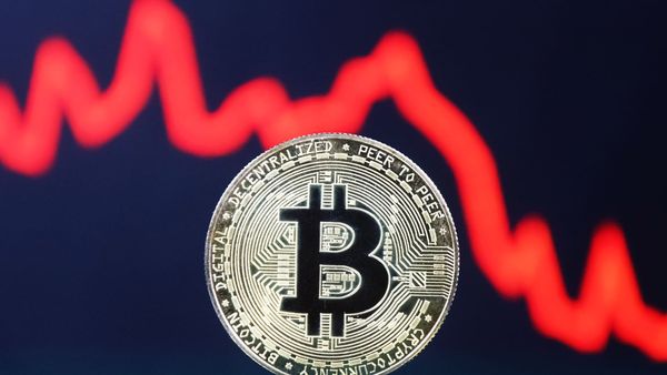 Нисходящий тренд Биткойна, Солана и Эфириум формируют двойное дно.