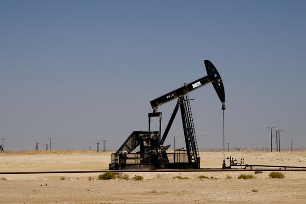 Курс нефти пытается удержать позиции под натиском продавцов