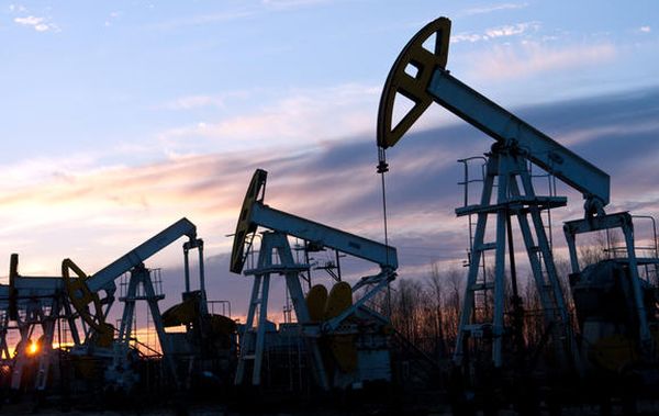 Нефть укрепляется позиции в пределах 1% после сильных распродаж 