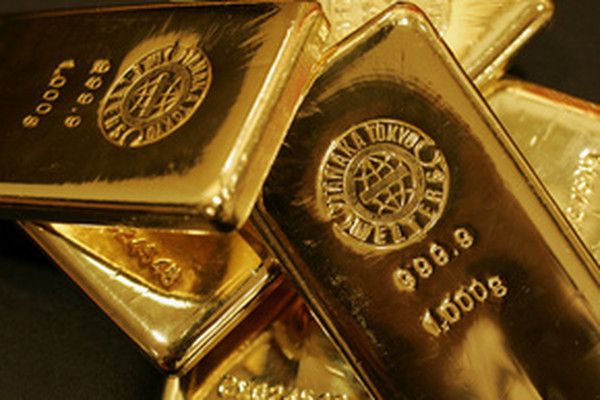 Стоимость тройской унции золота на Лондонской бирже под давлением сильного доллара