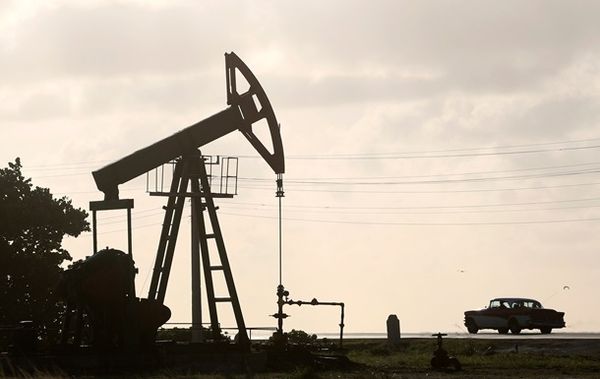 Нефть понесла потери однако причин для роста стало больше