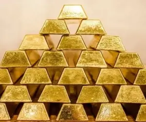 Золото под давлением: цена упала на фоне глобальной распродажи и тарифной эскалации