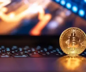 Биткоин просел ниже $76 000 на фоне массового