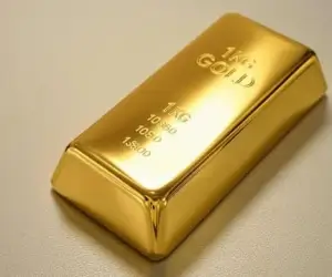 Золото подскочило более чем на 1% на фоне падения