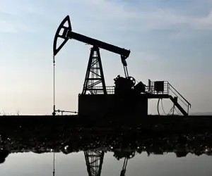 Нефть готовится завершить месяц падением на 20% на