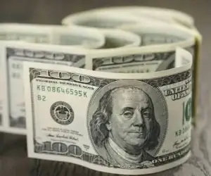 Доллар сохраняет устойчивость на фоне роста нефтяных