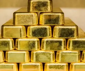 Золото опустилось к $4030 в ожидании решения ФРС по