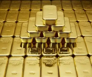 Золото снижается, но готовится показать лучший