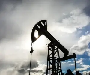Нефть дорожает на фоне новых атак и риска затяжного