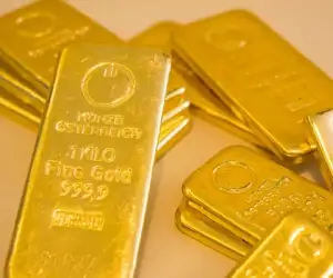 Золото отскочило на 0,9% перед решением ФРС и на фоне