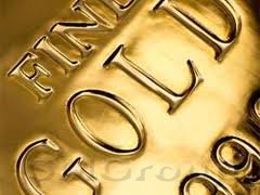 Цена золота в пятницу снизилась, так как инвесторы уходят на выходные без поддержки